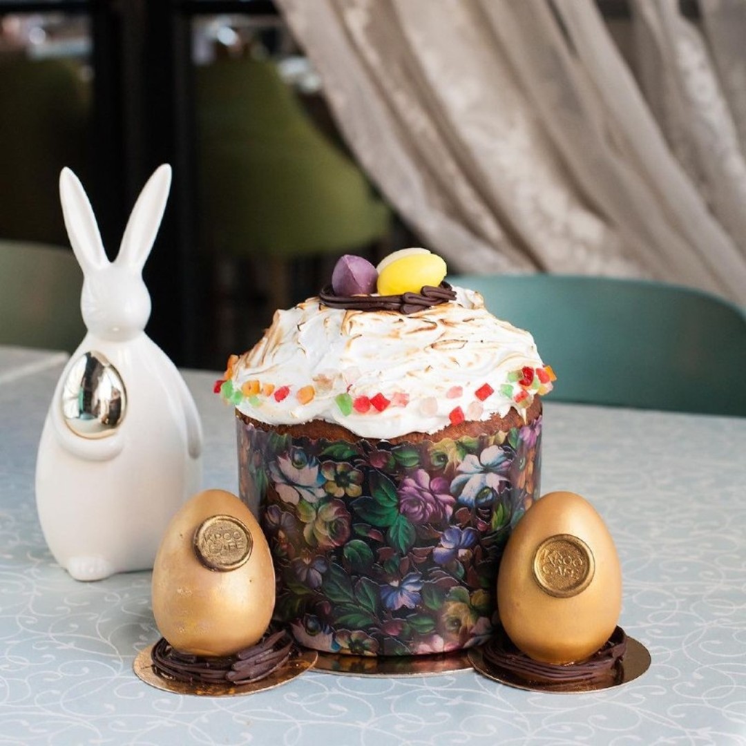 KROO CAFE Готовят кулич на дрожжевом тесте на желтках, внутри апельсиновые цукаты и изюм, настоянный на роме, а сверху итальянская меренга, цукаты и