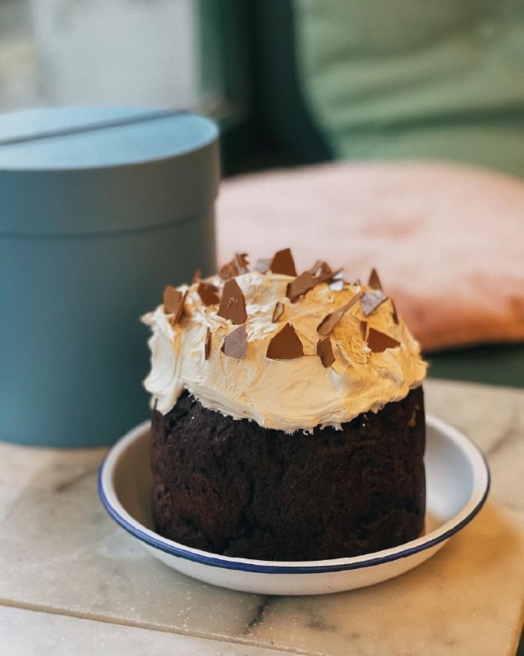 Cookies Cafe Шоколадный кулич без глютена и сахара (!) с цельным фундуком и мокрой банановой начинкой внутри покрыт шапкой из меренги с карамельками.