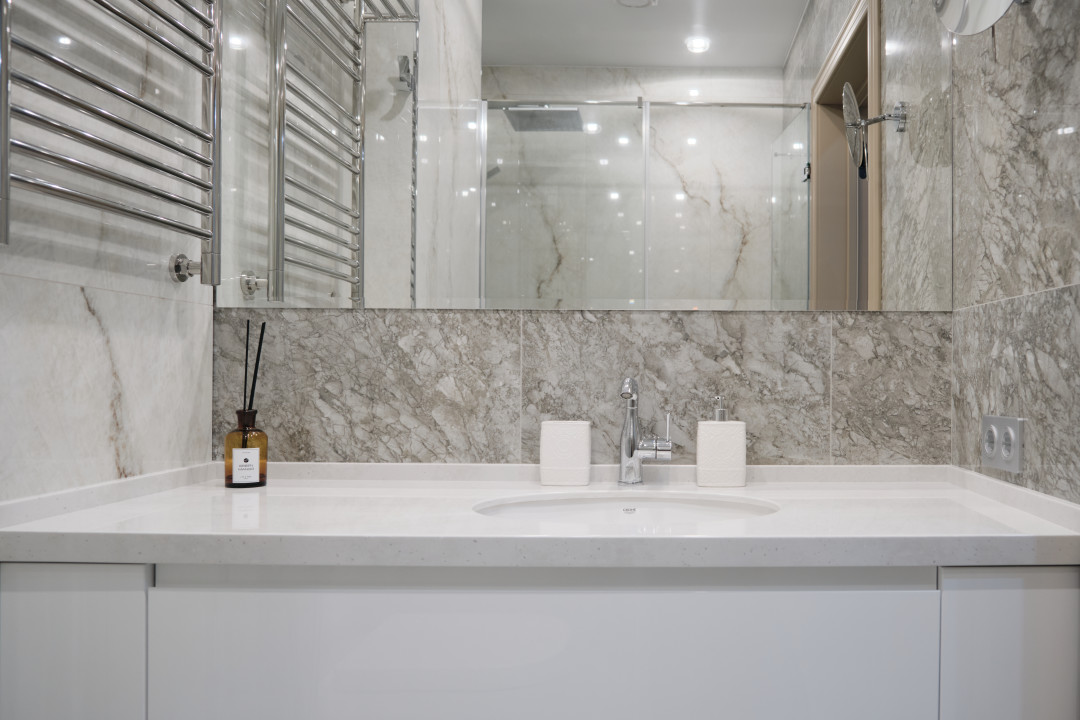 Столешница из искусственного камня Staron — это тот самый случай, когда материал превосходит все ожидания: экологичный, долговечный, приятен на ощупь