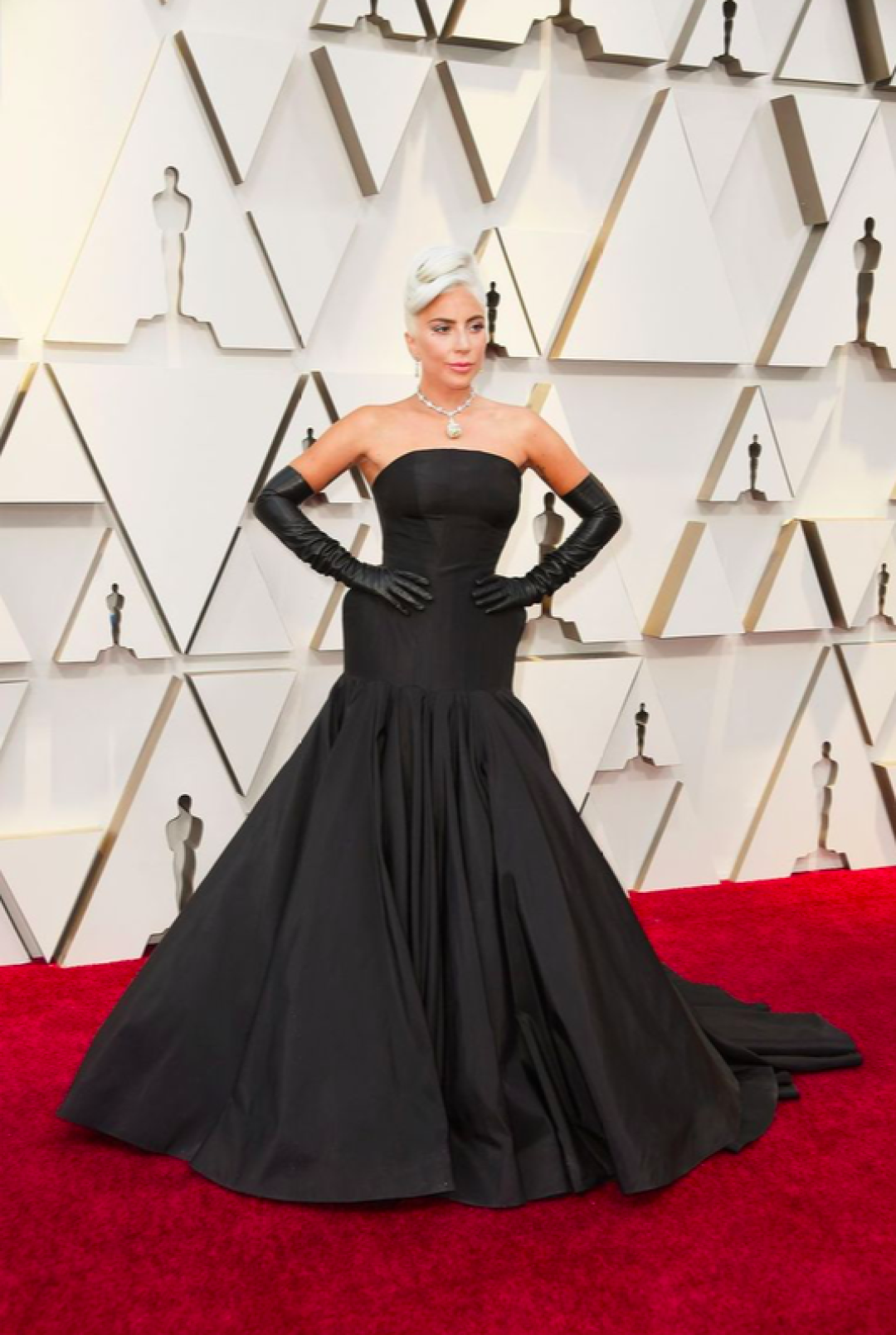 Леди Гага в платье Alexander McQueen и 128-каратном бриллиантовом ожерелье Tiffany — трибьют образу Одри Хепберн из «Завтрака у Тиффани», 2019 год