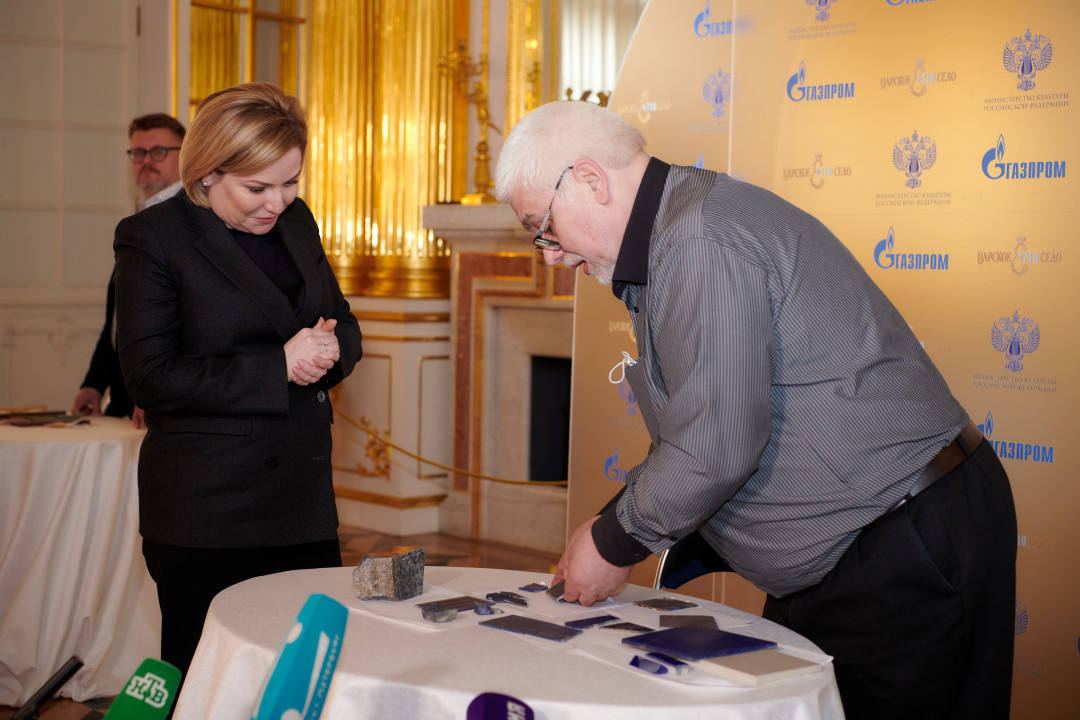 Министр культуры РФ Ольга Любимова и реставратор Царскосельской янтарной мастерской Александр Соловьев
