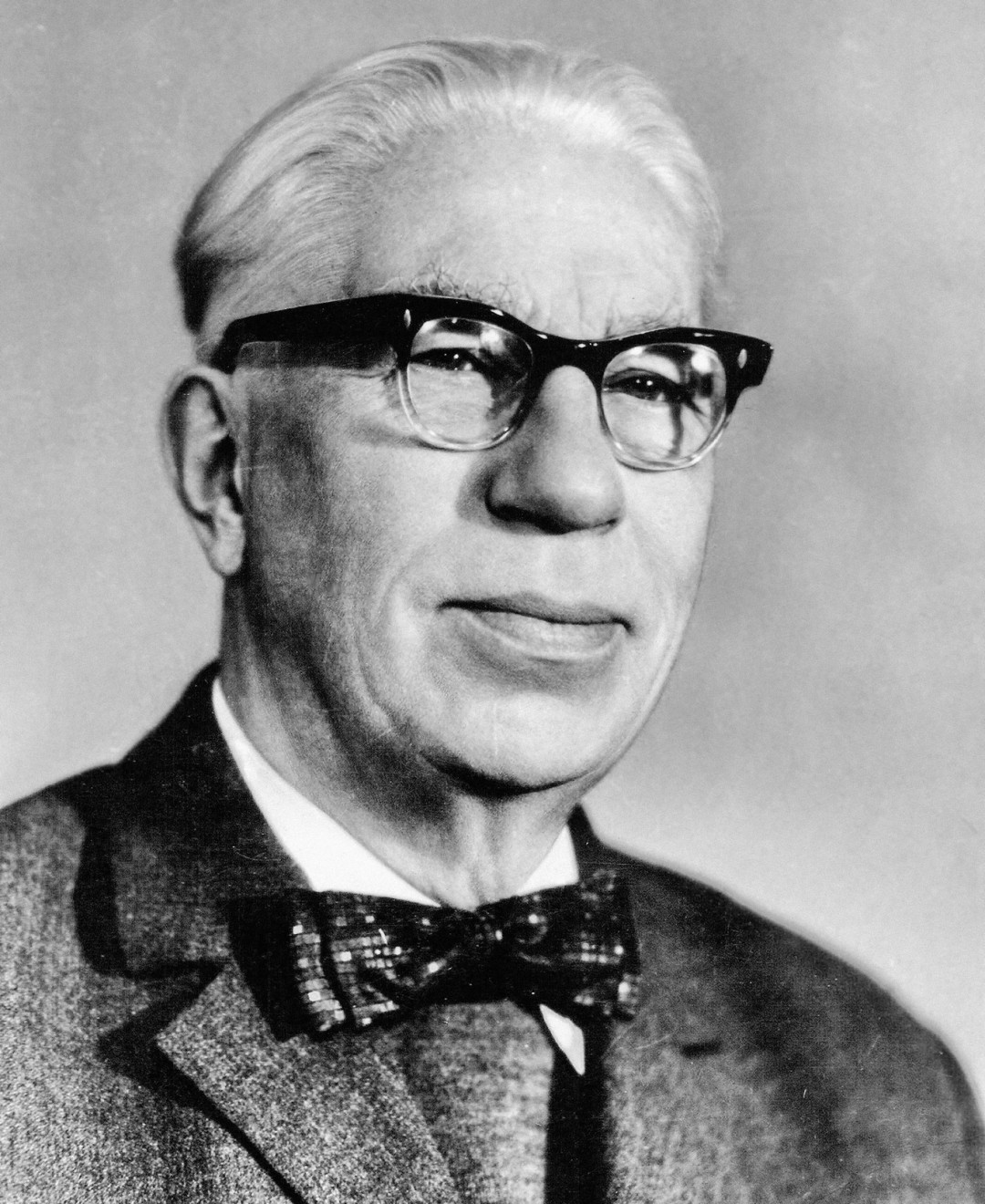 Классический портрет ученого в нашем любимом стиле «давайте одеваться как петербуржцы».