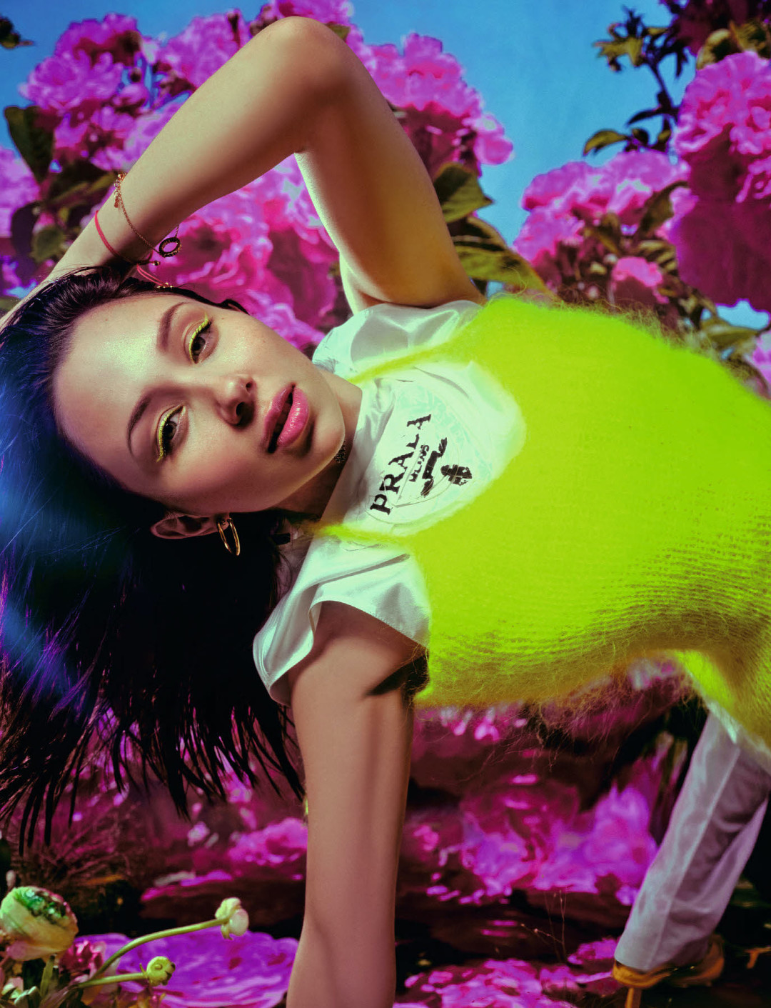 Топ, брюки, моносерьга и туфли Prada, браслеты и кольца TOUS, вязаный топ M_U_R (8store)