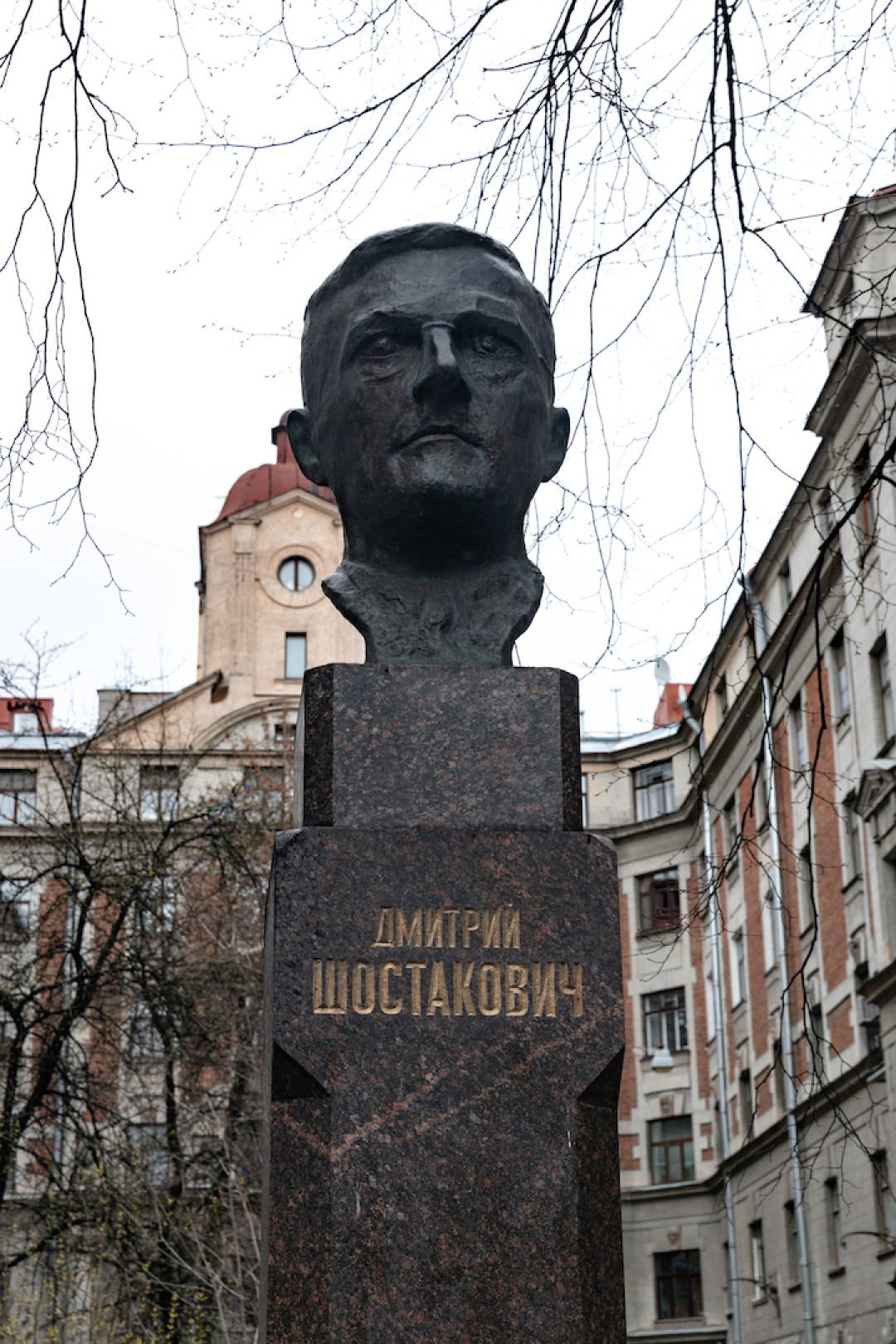 Бюст Дмитрия Шостаковича во дворе дома 29 по Кронверкской улице