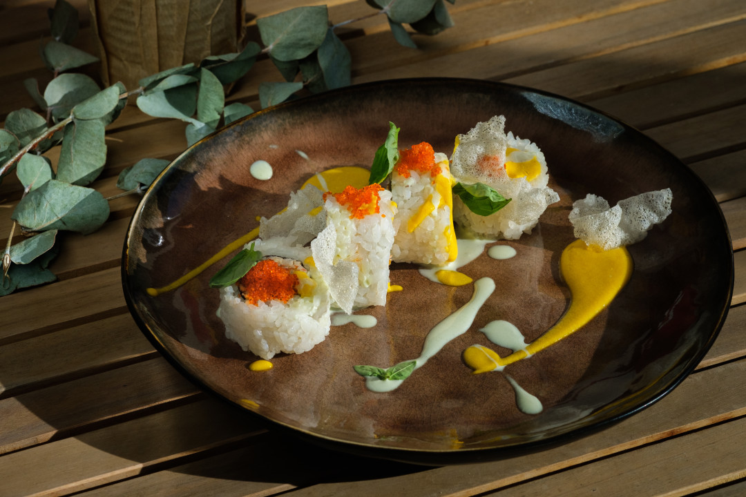 Ролл с манговым соусом и сливочным васаби, снежным крабом и креветкой