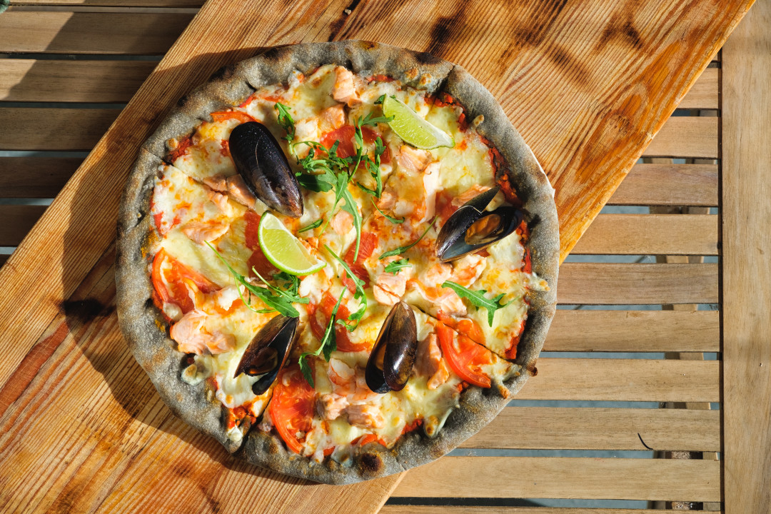 Морская пицца с лососем и мидиями