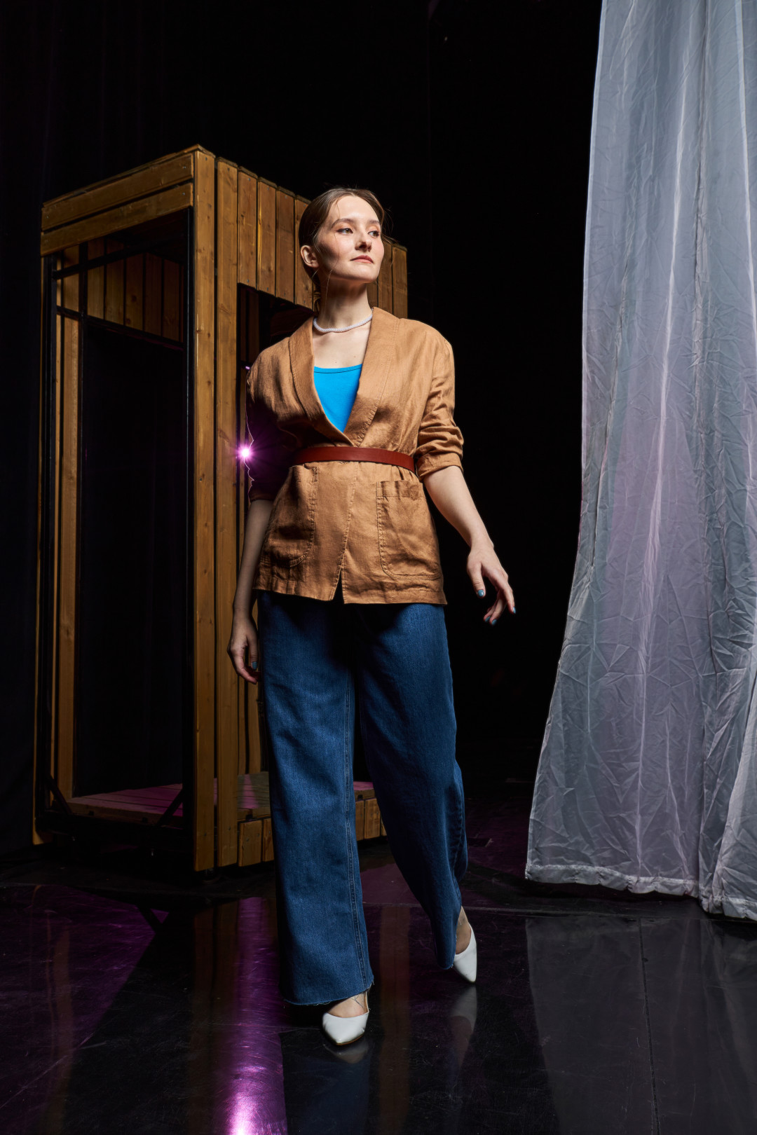 Топ, жакет изо льна, джинсы - все Benetton; Лодочки - собственность героини; Чокер из бисера - собственность стилиста