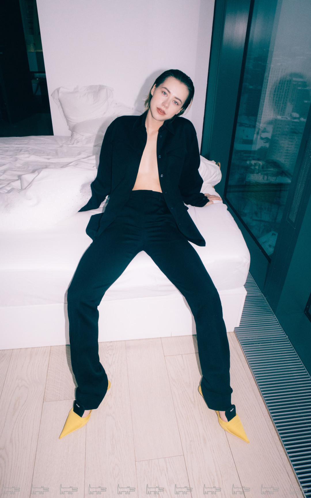 Рубашка, брюки и туфли Prada