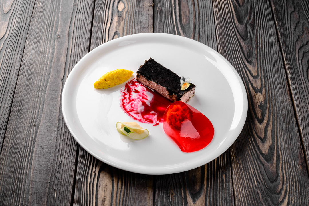 Террин из утки в золе с яблочным чатни, грецким орехом и одеялом из смородины