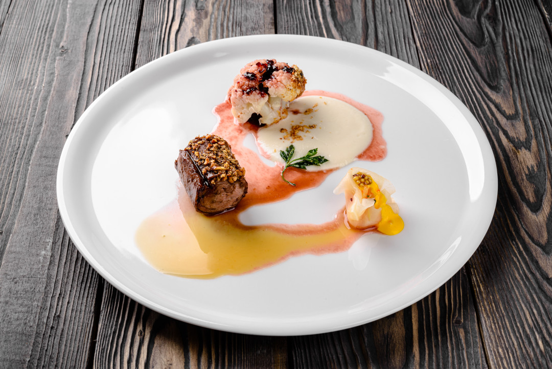 Рулет из утиной ножки с хрустящим крамблом из утиной кожи и запеченного ореха