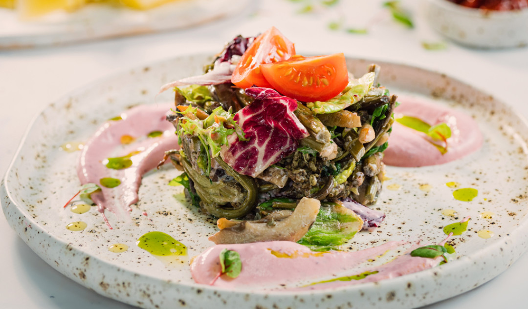 Салат с обжаренным папоротником, телятиной и лесными грибами, подается на борту теплохода «Мустай Карим»