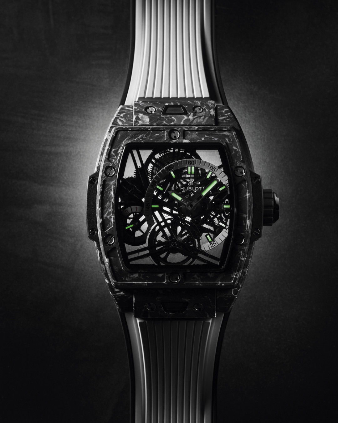 Игра контрастов: часы Spirit of Big Bang Tourbillon 5-day Power Reserve  Carbon White от Hublot | Sobaka.ru