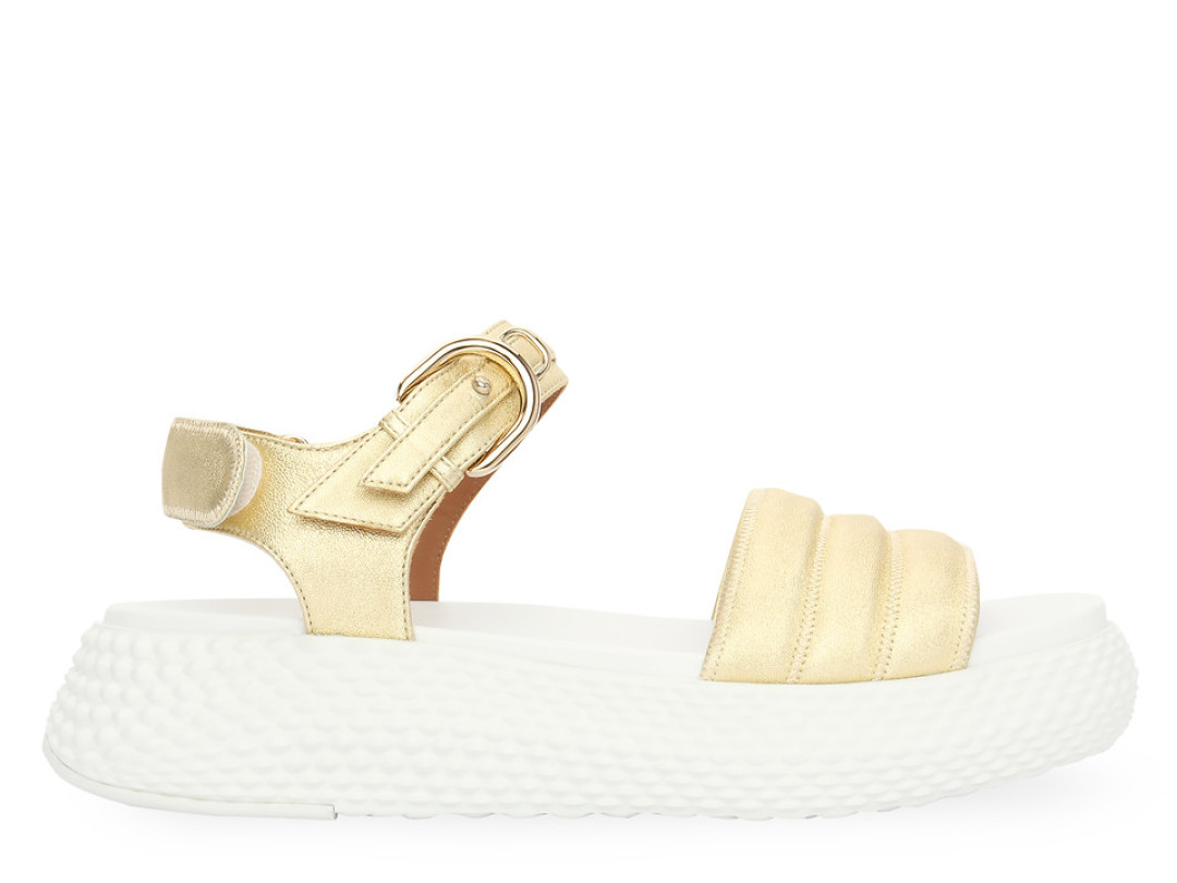 Emporio Armani, Большой пр. П. С., 34-36, «Галерея», Лиговский пр., 30а, 27 000 руб.