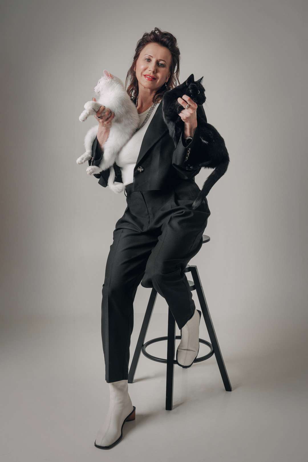 Марина Баскаева, авиаагенство «Рамэс» В июне 2017 на улице Ямской я нашла белого грязного котенка, ему было пару месяцев. Привезла домой, назвала