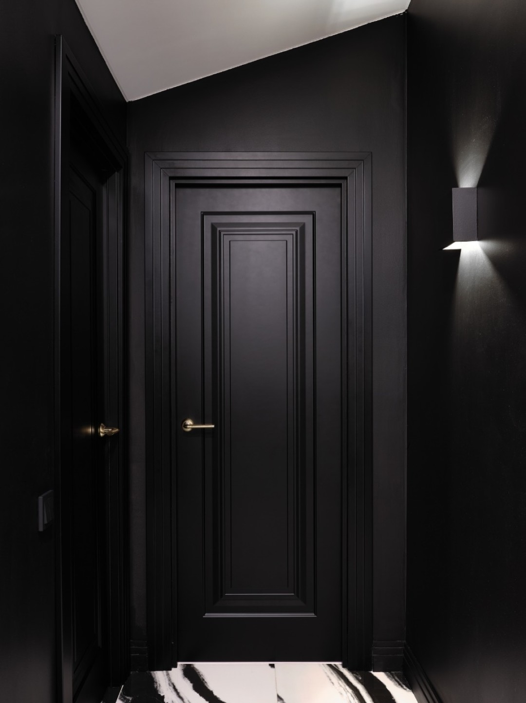 Настенный светильник, повторяющий оттенок стен, Artikul Глухие темные двери — неотъемлемая часть классического интерьера. Дополнить его поможет