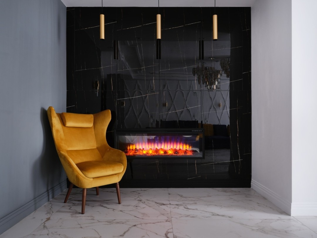 Вытянутые минималистичные люстры перекликаются с настенным светом, Artikul