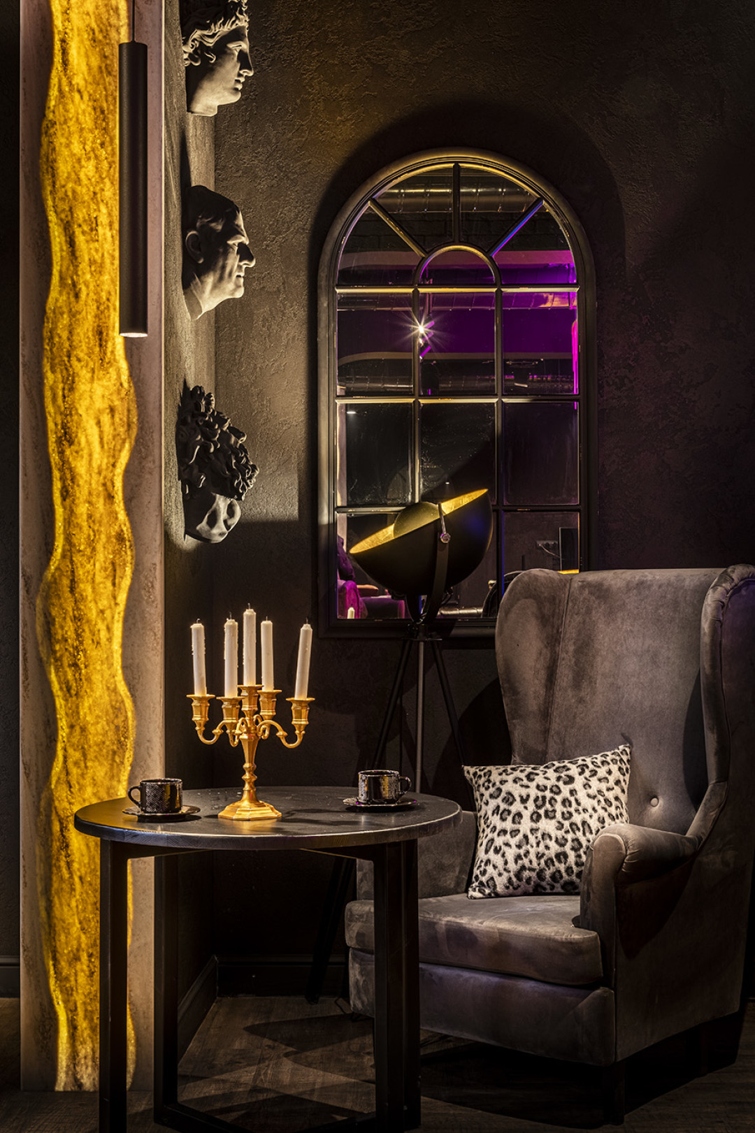 Декоративная штукатурка Lamark создает неповторимый глубокий рисунок на стенах. Арт-объект в виде головы окрашен декоративной краской Zamsha, студия