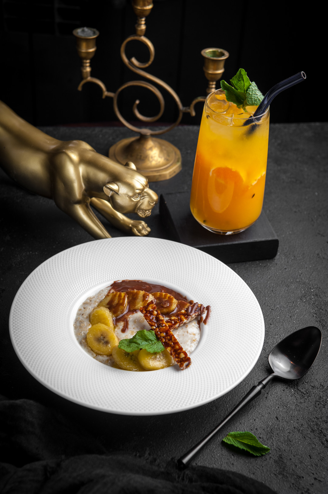 Овсяная каша с карамелизованными бананами, домашней соленой карамелью и грильяжной крошкой