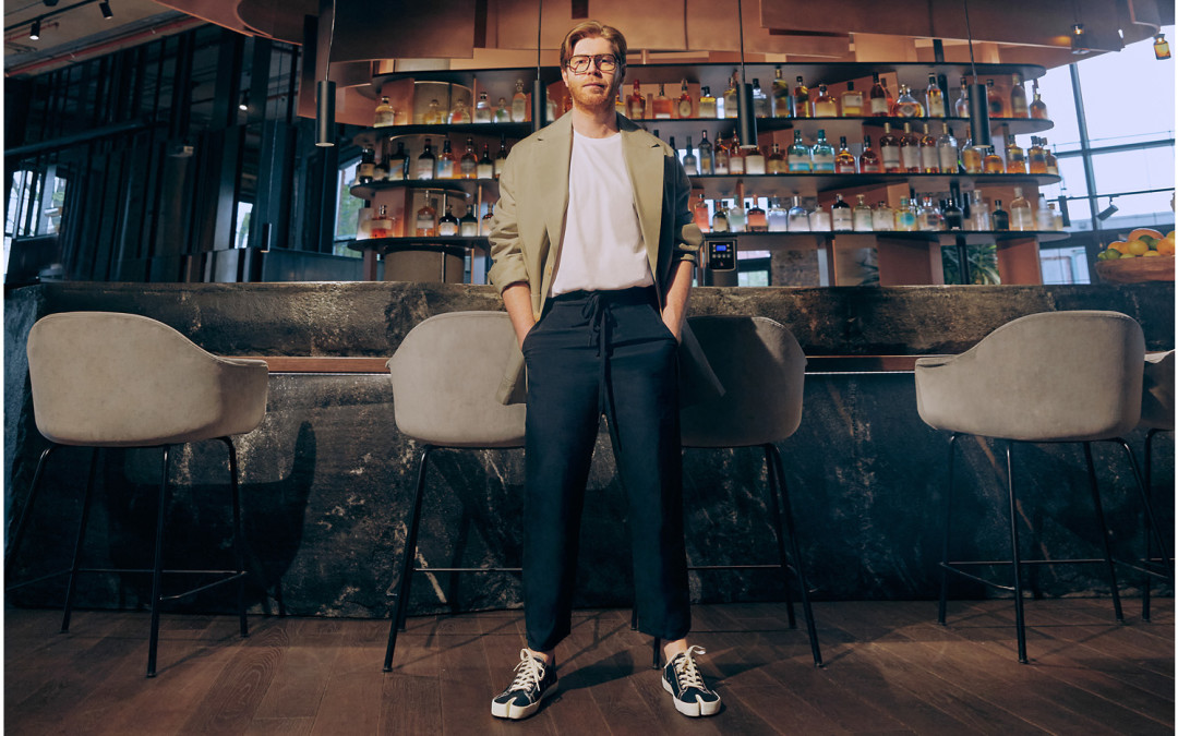 Андрей Перцев. — пиджак Jacquemus, футболка Bottega Veneta, брюки Giorgio Armani, кеды Maison Margiela, оправа Tom Ford (все — ДЛТ)