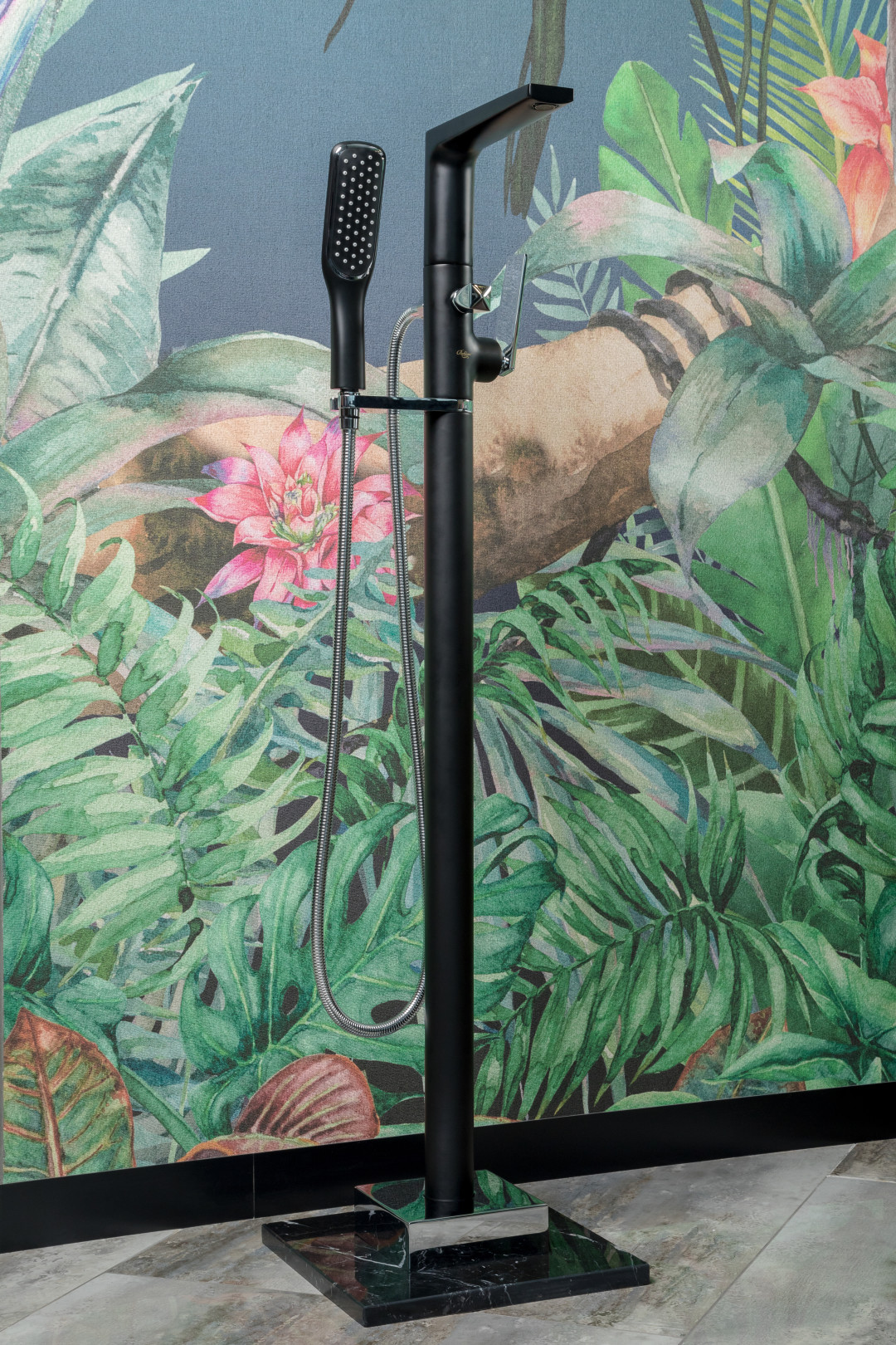 Напольный чёрный смеситель Boheme Venturo