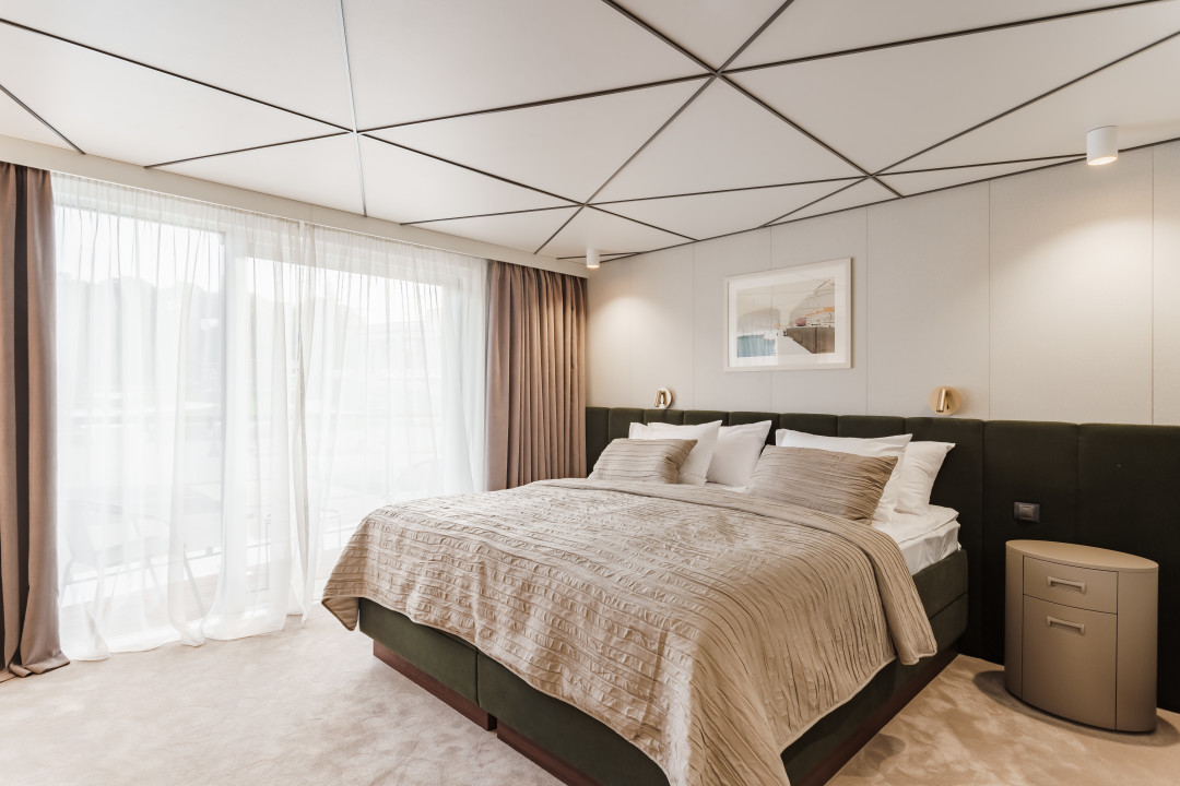 Просторная каюта с балконом, двуспальной кроватью и мягкой зоной для отдыха