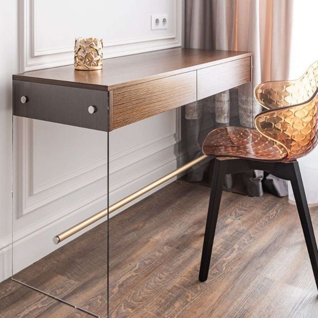 Стол на стеклянных опорах, проект дизайнера Евгении Михайловой