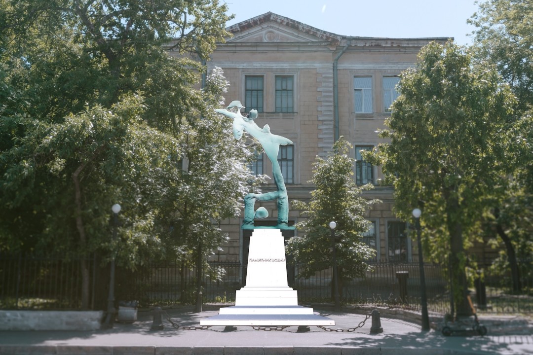 «Памятник всему»