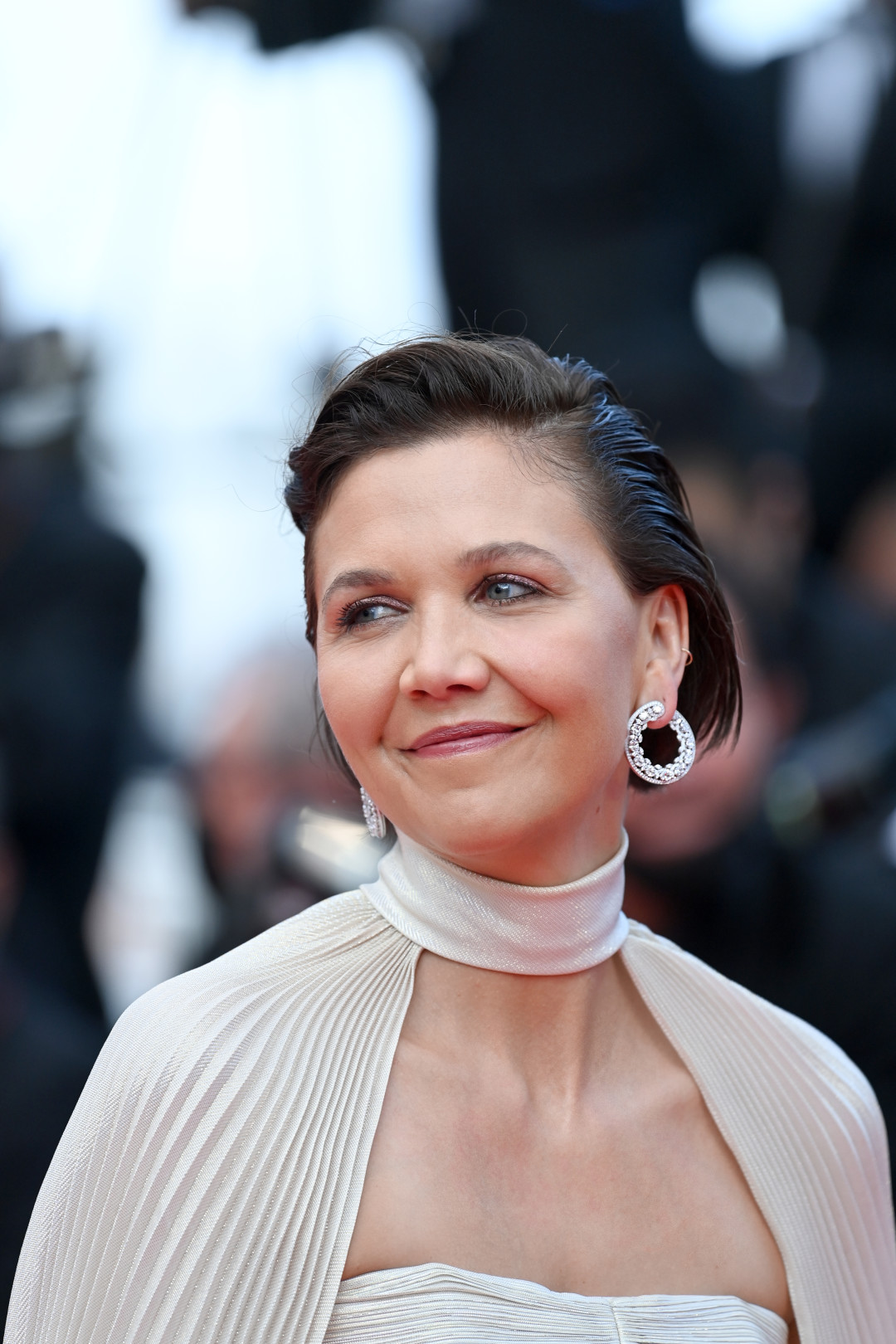 Мэгги Джилленхол в Celine и в украшениях Chopard