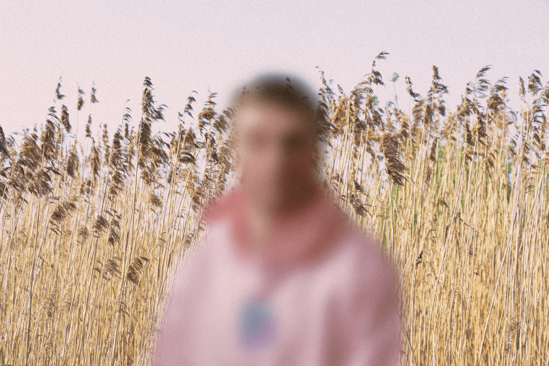 резидент фестиваля Артем Томилов на фоне сайт-специфического природного ландшафта