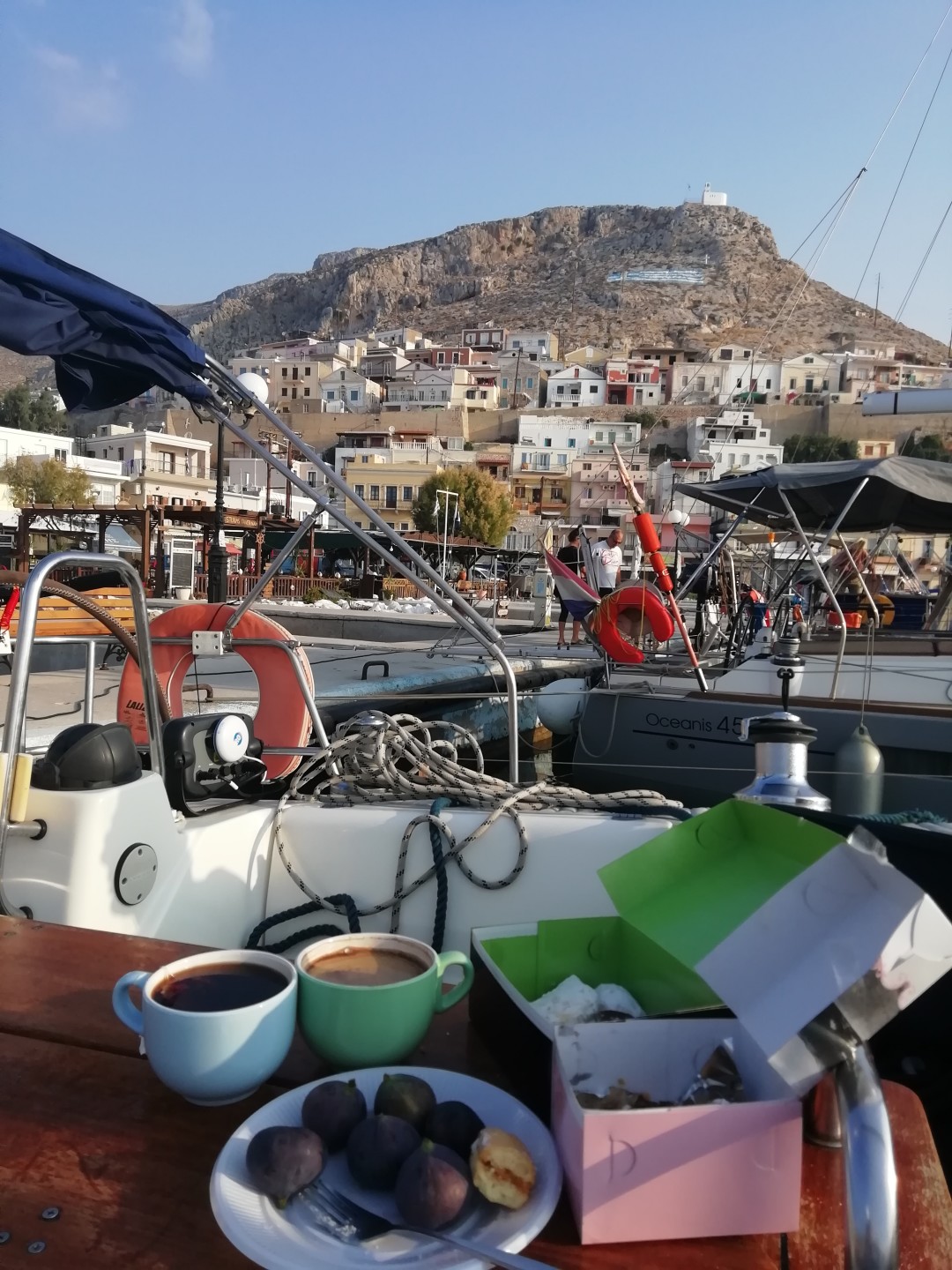 Утренний кофе на яхте