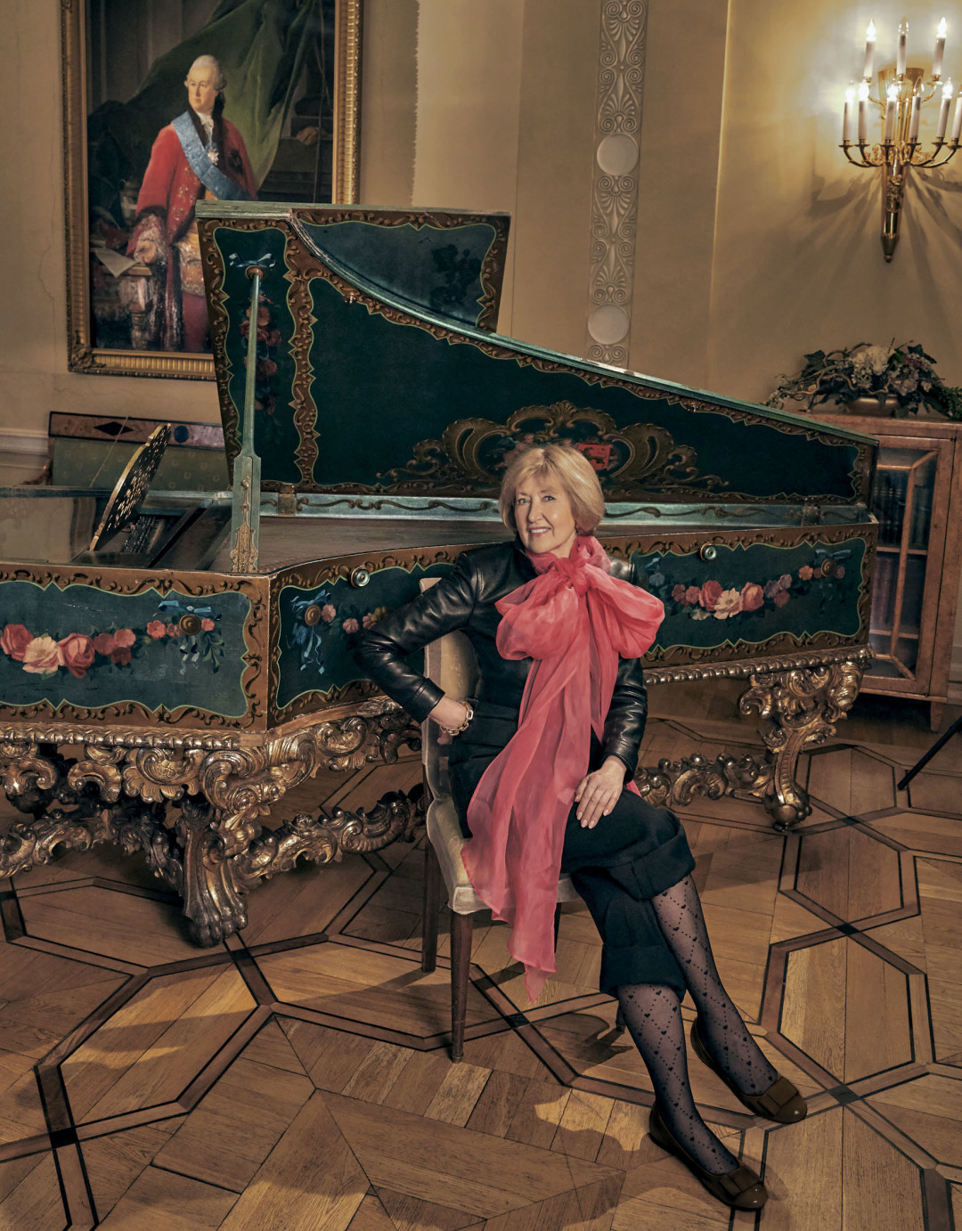 Пиджак, брюки и серьги Saint Laurent Paris, бант Dries Van Noten (все — ДЛТ)