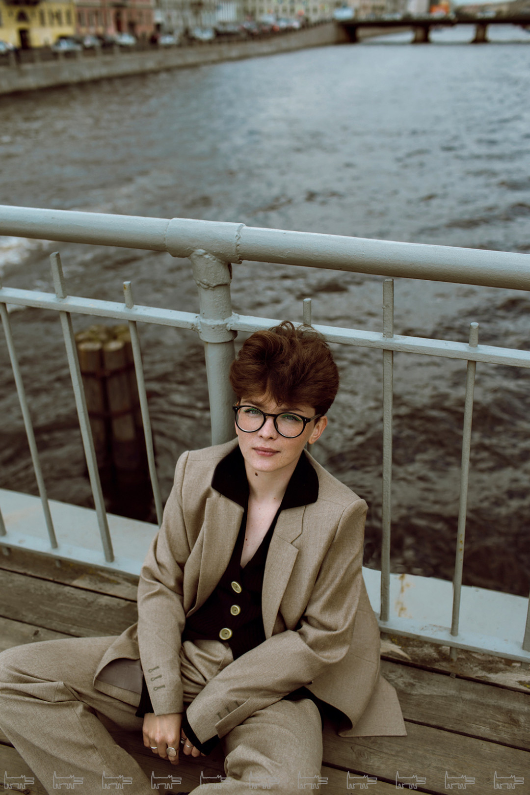 Пиджак и брюки Totême, поло Nanushka (все — ДЛТ)