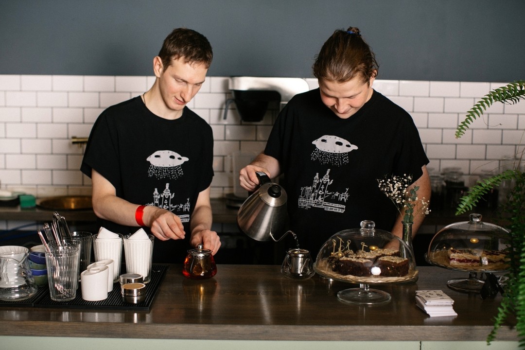 Сотрудники кафе «Огурцы» Эмиль Назарли и Макс Ворожейкин