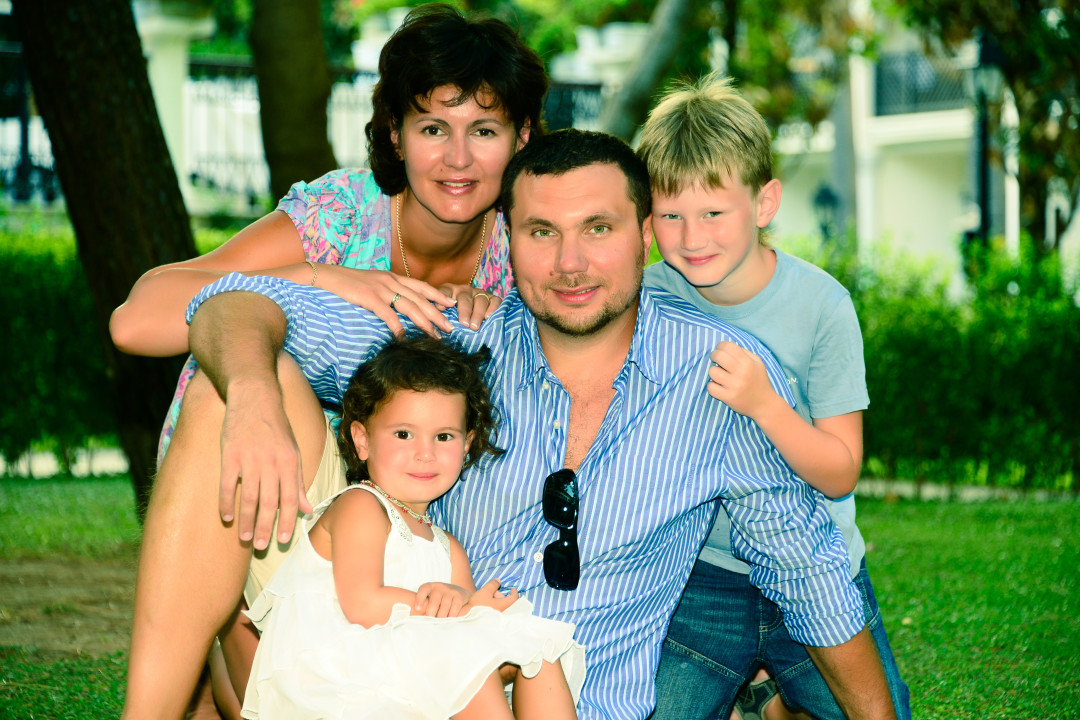 Неля Овсянникова с мужем и детьми в Сиде