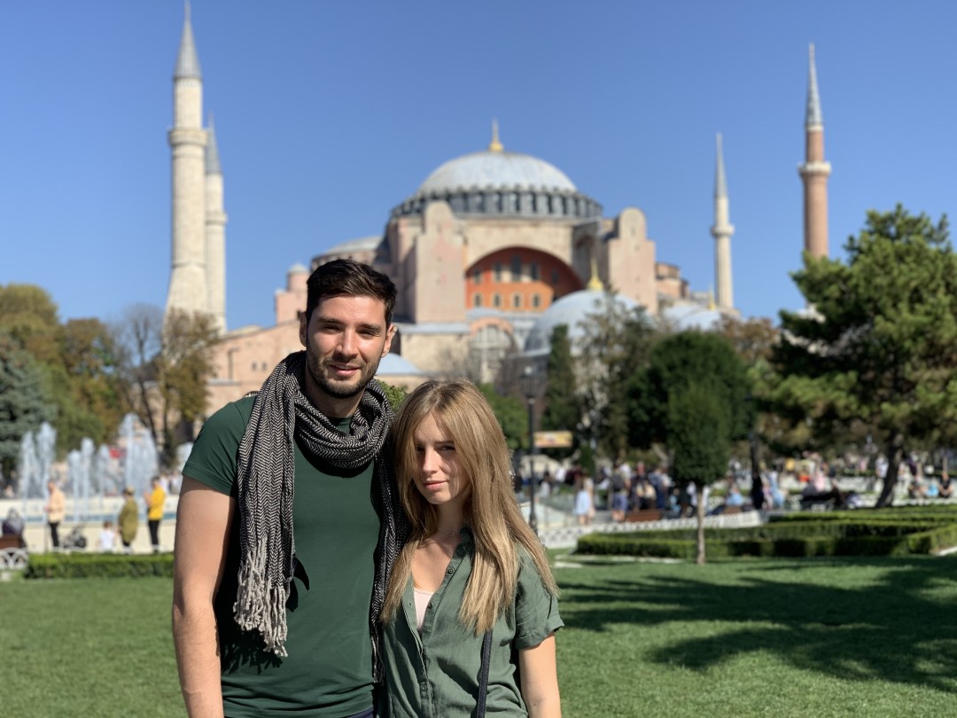 Тимур и Елизавета Курамшины на фоне Собора Святой Софии в Стамбуле