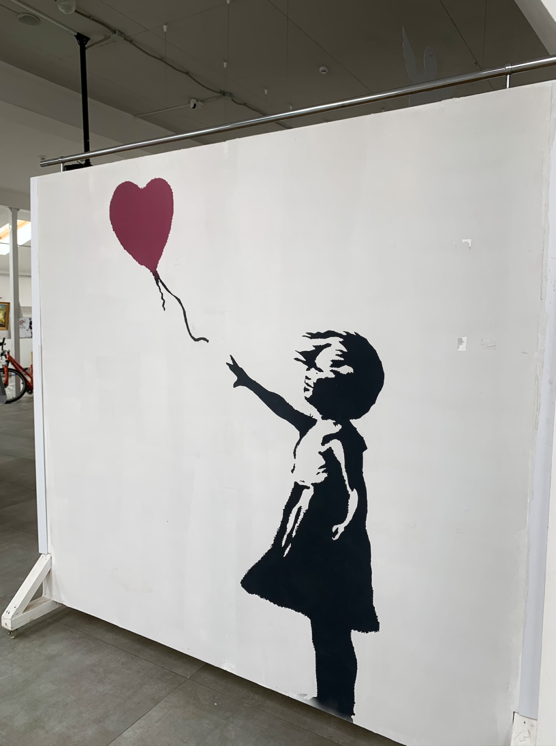 Выставка андеграундного художника стрит-арта Banksy прошла в  Ростове-на-Дону | Sobaka.ru