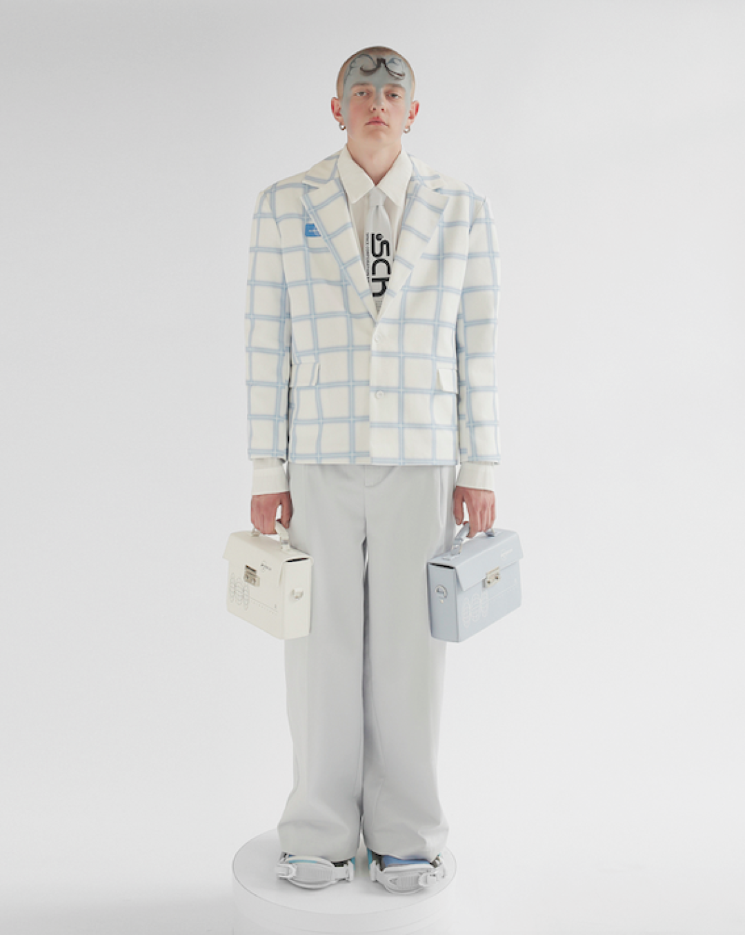 Коллекцию HSE для Музея космонавтики разработали студентки Школы дизайна НИУ ВШЭ @hero_sima и @polinasich. Аксессуары выполнил петербургский бренд