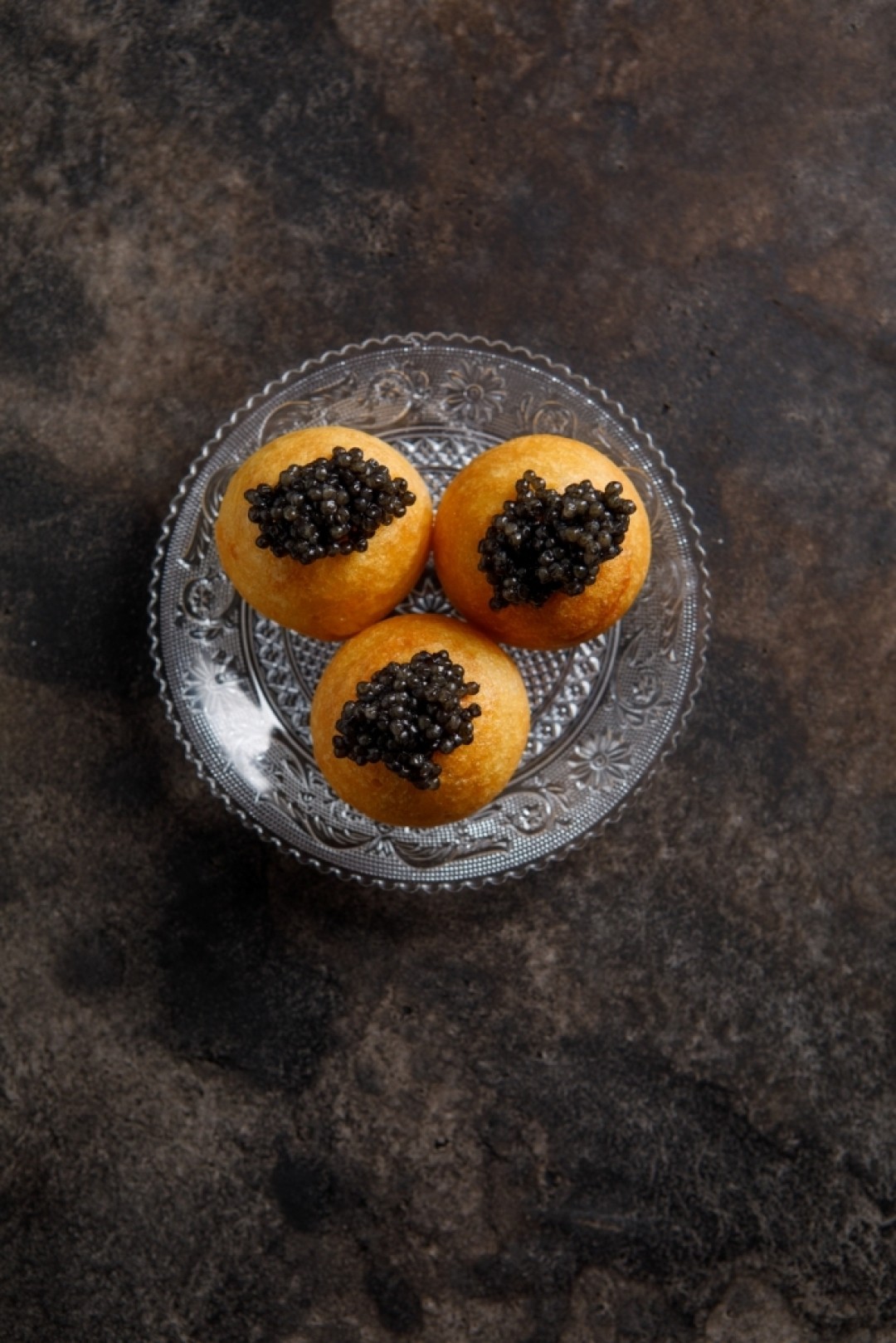 Датские пончики с олениной и черной икрой