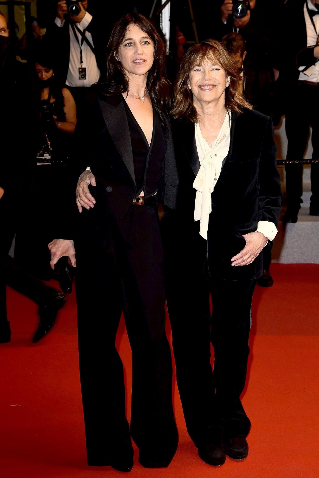 Шарлотта Генсбур в Saint Laurent и Джейн Биркин в Celine