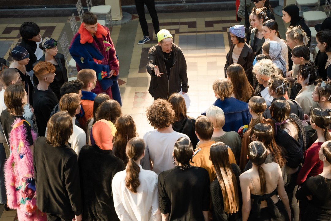 Сергей Луковский и модели на показе «Новые имена в моде»-2021