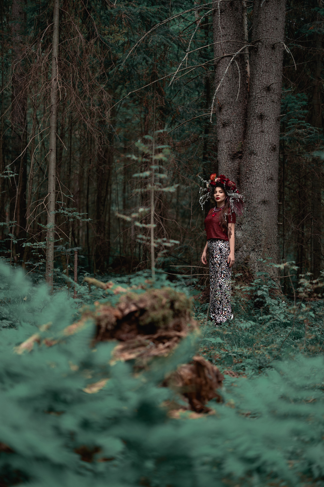 Топ, брюки, колье и подвеска MAX&CO (все – MAX&CO), ободок из цветов BURO30