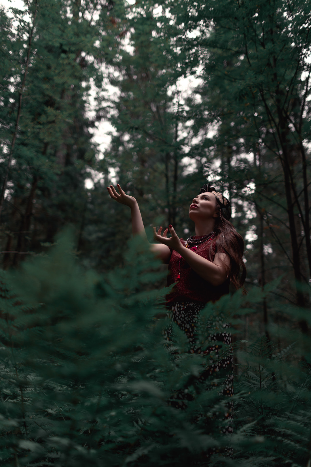 Топ, брюки, колье и подвеска MAX&CO (все – MAX&CO)