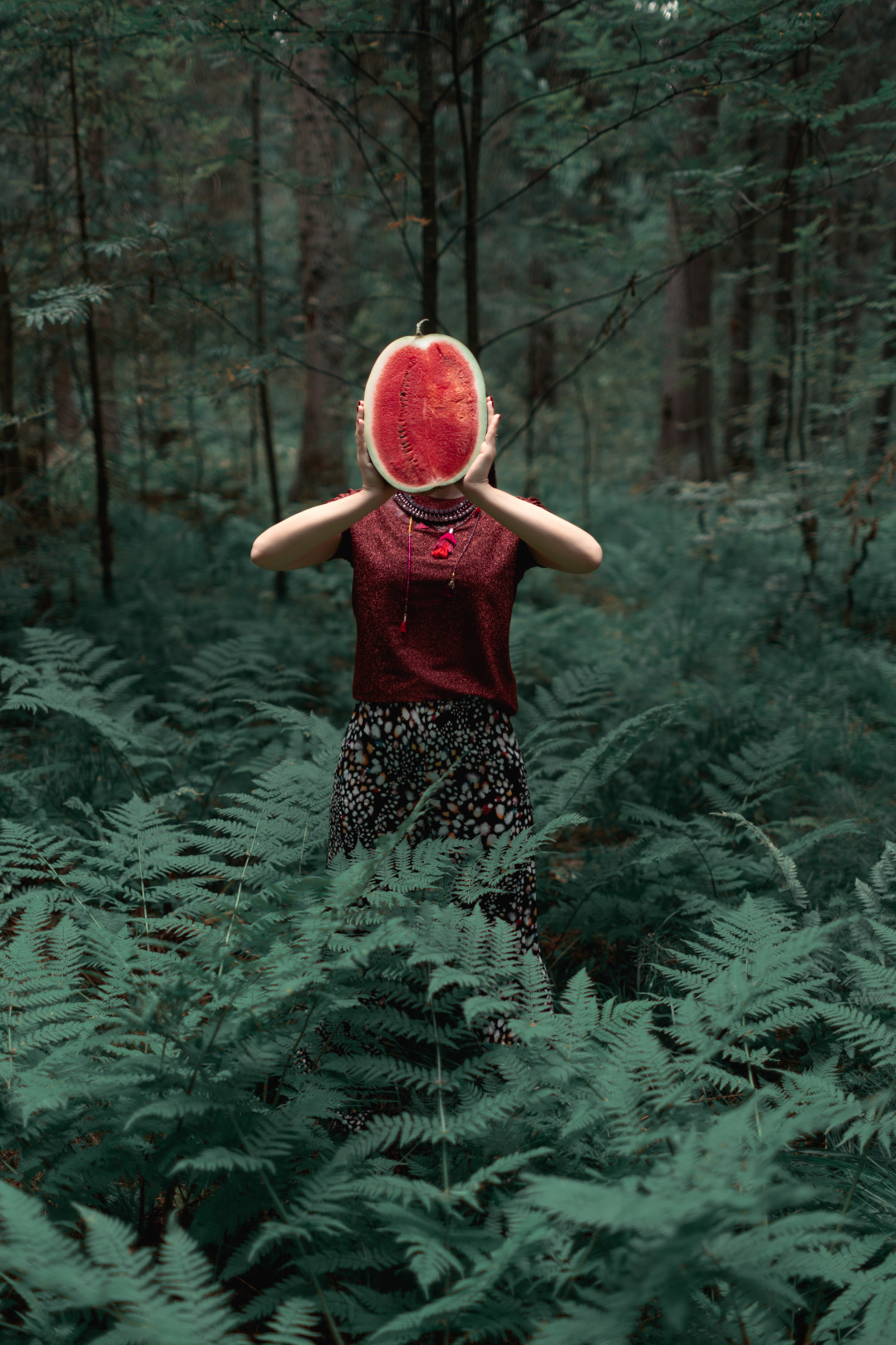 Топ, брюки, колье и подвеска MAX&CO (все – MAX&CO)