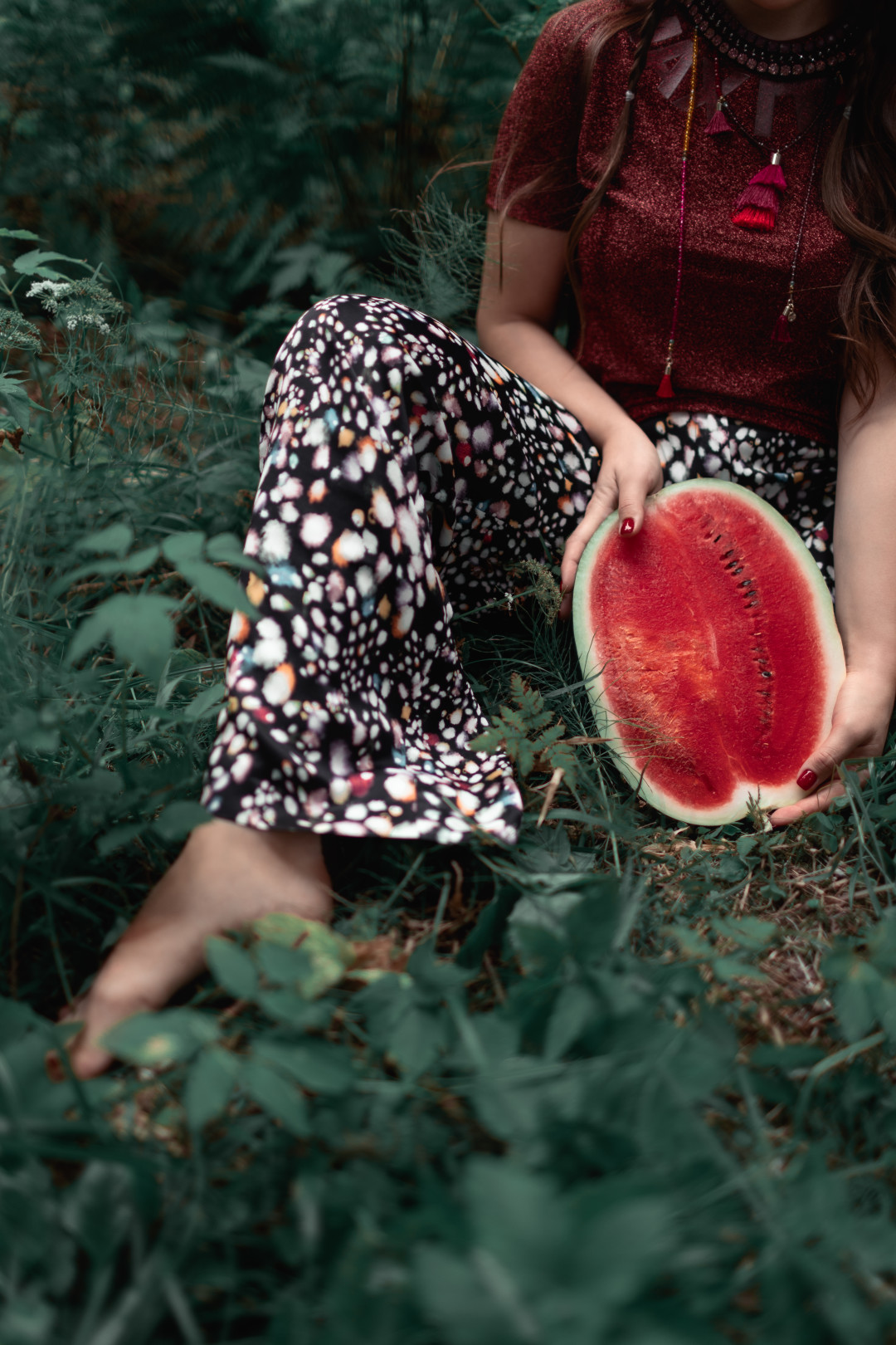 Топ, брюки, колье и подвеска MAX&CO (все – MAX&CO)