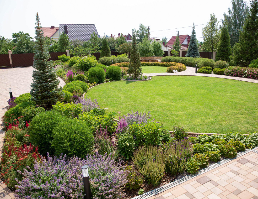 В этом саду есть место для развлечений: на лужайке можно заниматься йогой, а для детей обустроили детскую площадку и бассейн