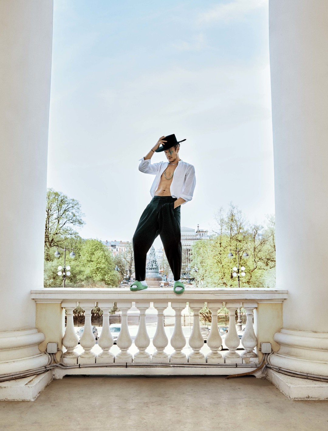 Сорочка Dries Van Noten, брюки Kazuyuki Kumagai, (все — ДЛТ), ожерелья и кольцо Before.Swine, кольца Mineral Weather (8 store), шляпа Cocoshnick