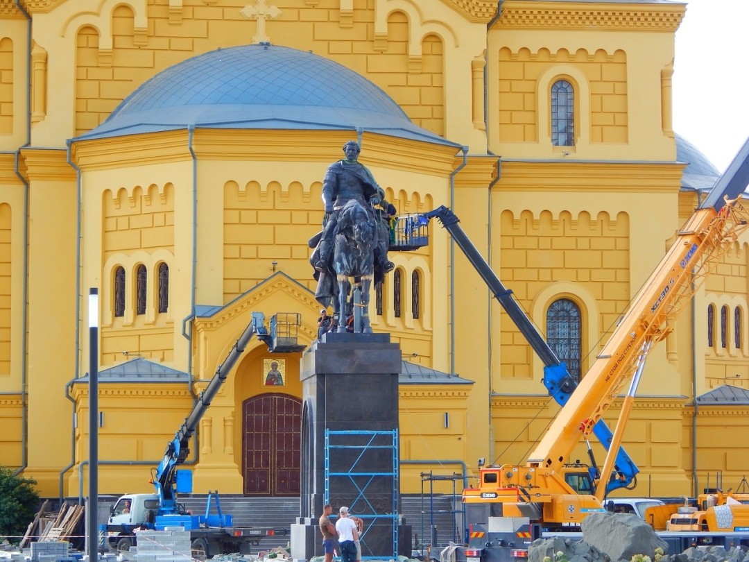 На Стрелке завершаются работы по установке памятника Александру Невскому |  Sobaka.ru