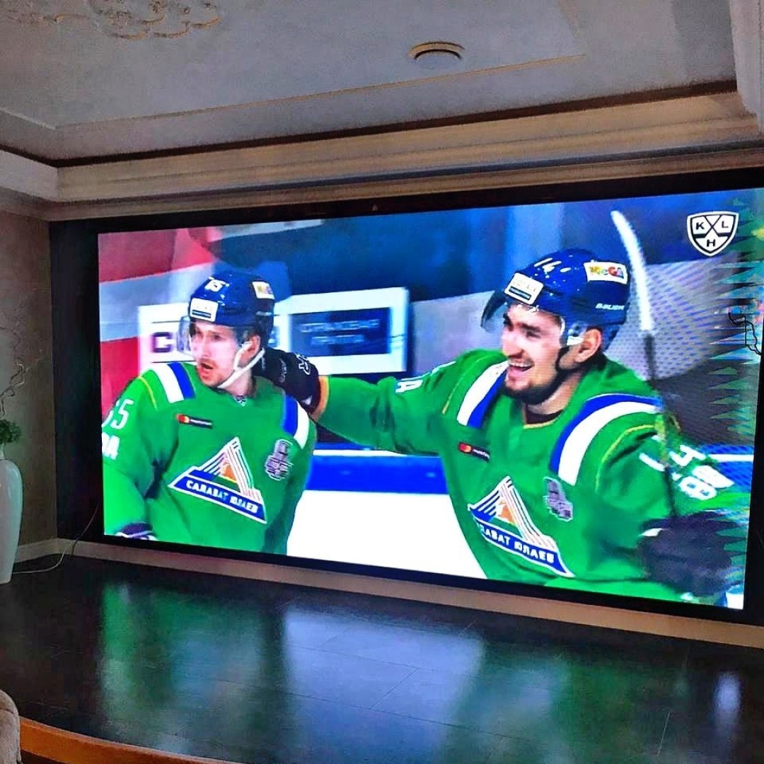 В ресторане установлен, пожалуй, самый большой в городе ТВ-экран, а значит просмотр спортивных трансляций проходит просто на ура