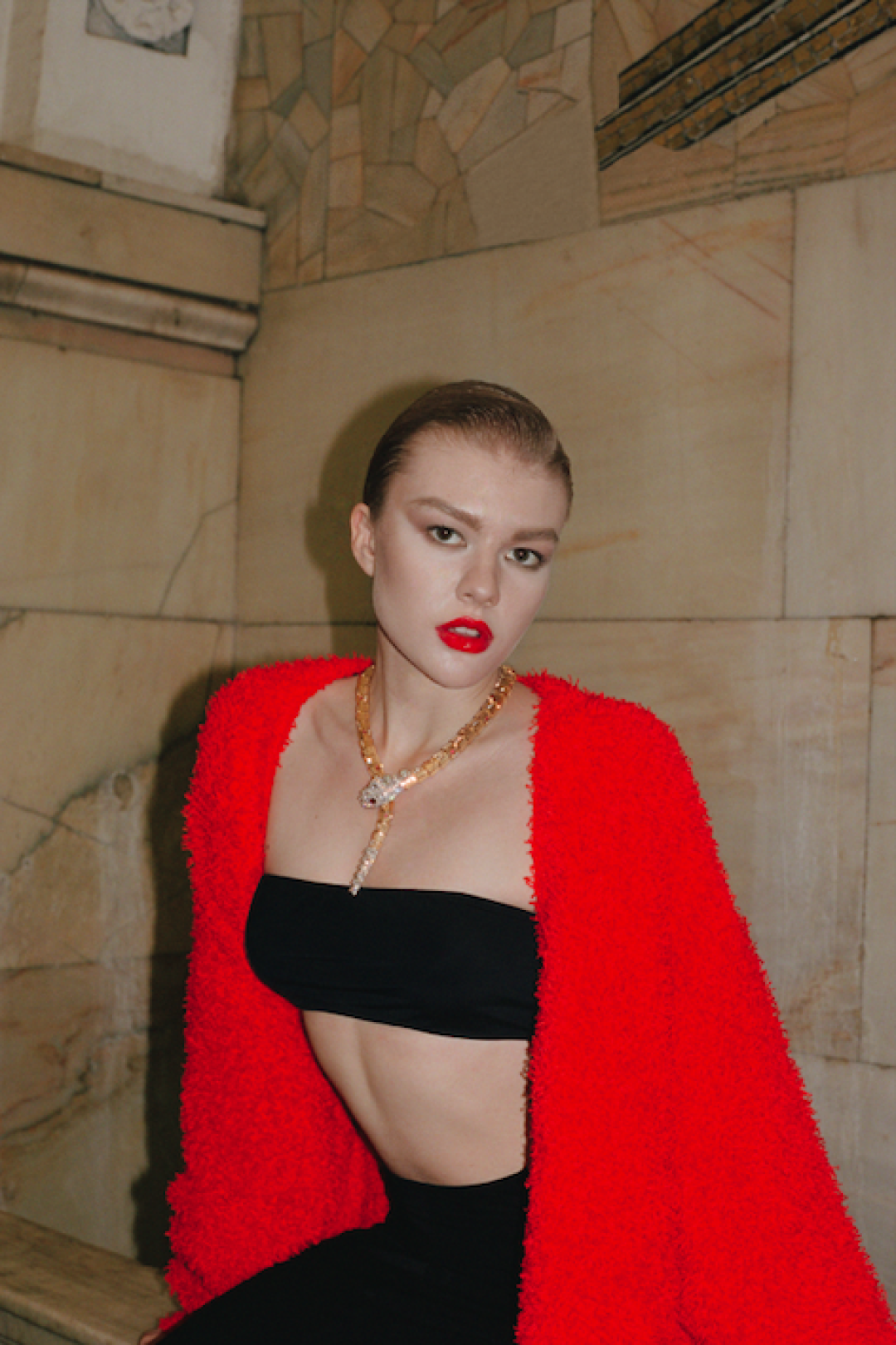 Колье Bvlgari Serpenti High Jewellery, кардиган Givenchy, топ Wolford (все — ДЛТ)