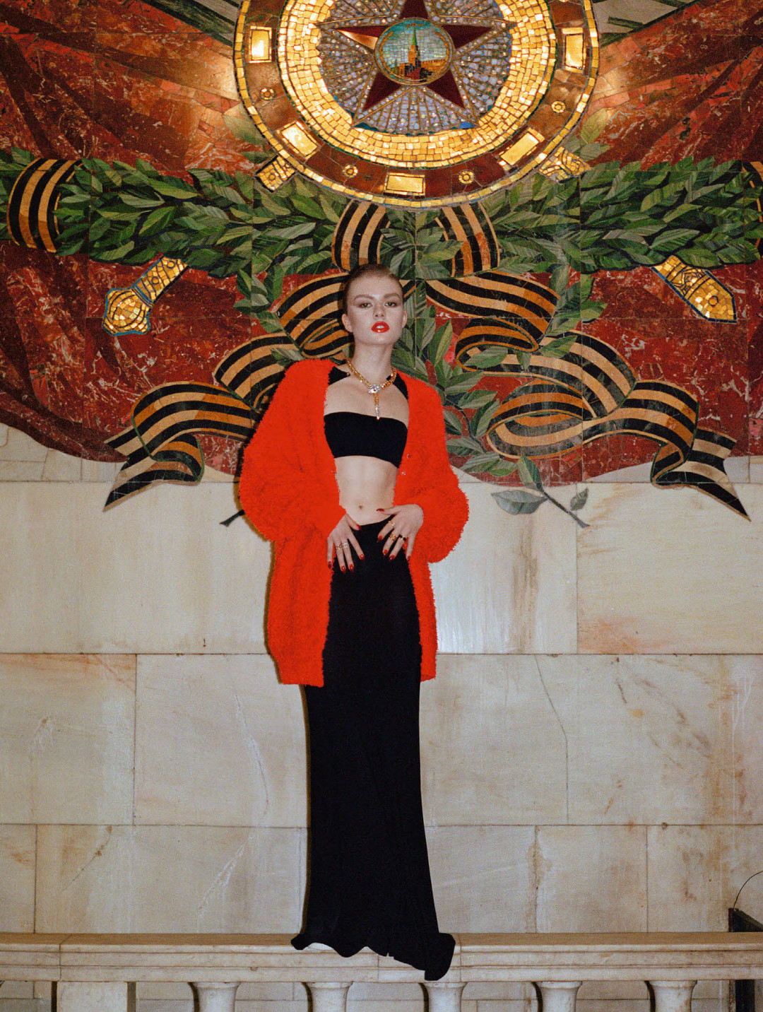 Колье Bvlgari Serpenti High Jewellery, кольца Bvlgari Serpenti и B.zero1, кардиган Givenchy, топ Wolford (все — ДЛТ)